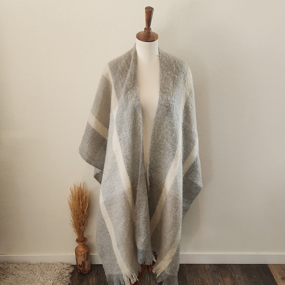 Jennifer Moore Cozy Gray and Cream Shawl